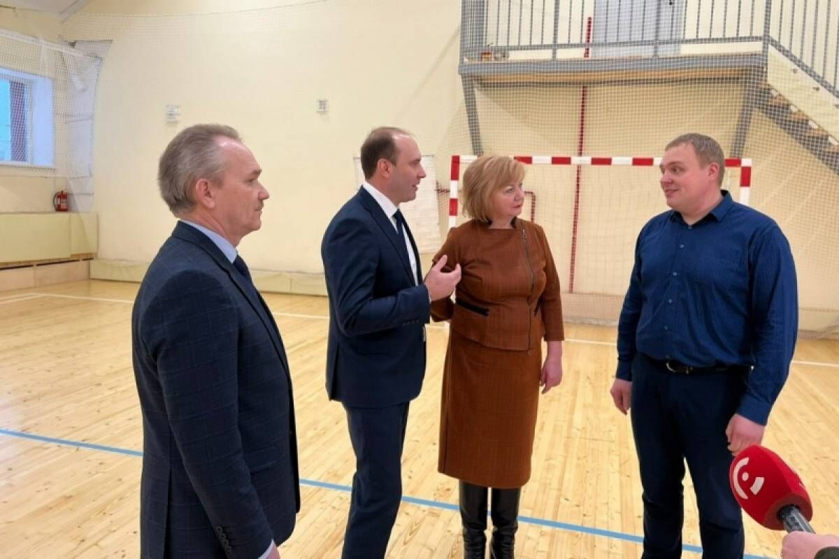 Анатолий Дианов и Валентина Артамонова подарили юным сямженским хоккеистам новую форму