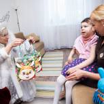Сторонники и активисты партии «Единая Россия» в Лосино-Петровском поздравили ребенка-инвалида с Новым годом