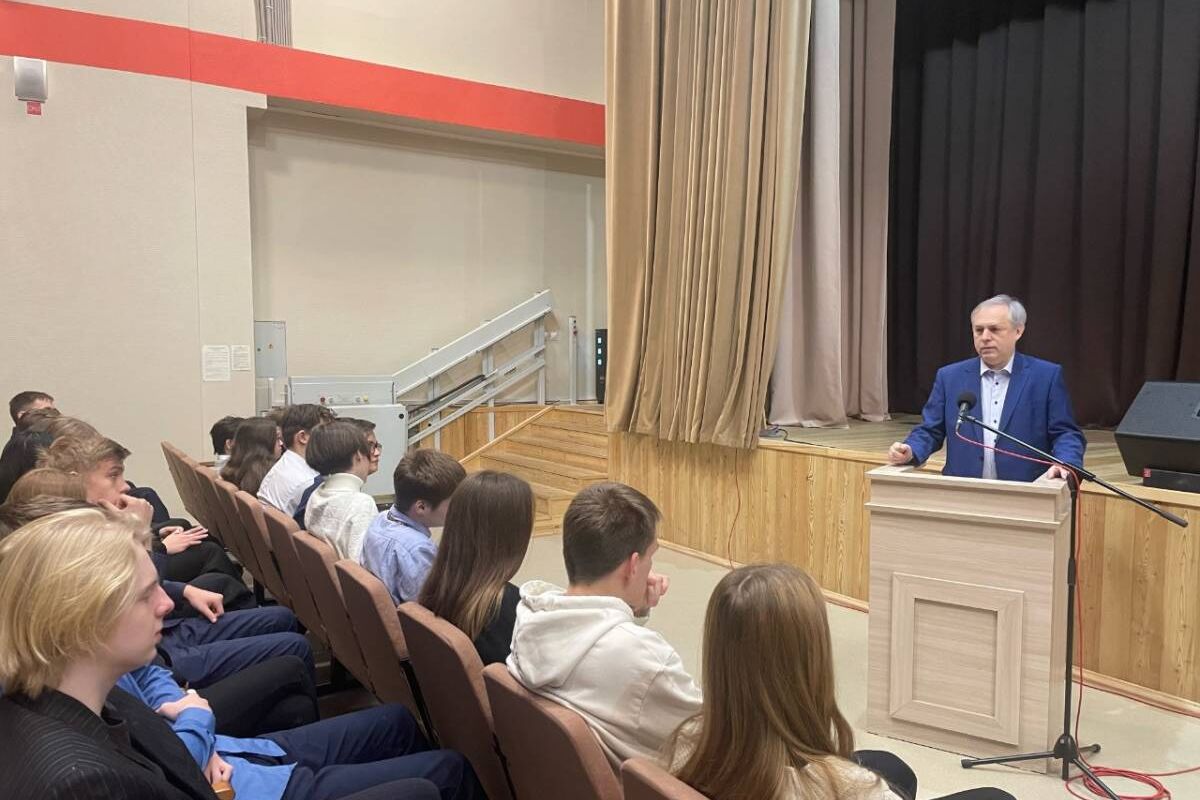 Юрий Тетянников провел для омских школьников урок финансовой грамотности