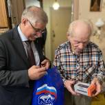Партийцы Ленинского подарили удобный мобильный телефон ветерану