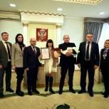 В Югорске партийцы поздравили семью первого новорожденного