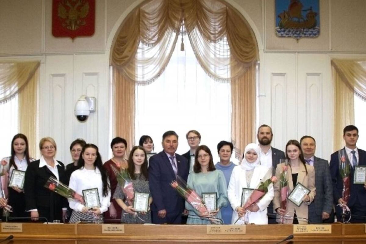 Свидетельства думским стипендиатам вручили Галина Полякова, Сергей Деменков и Надежда Щербакова