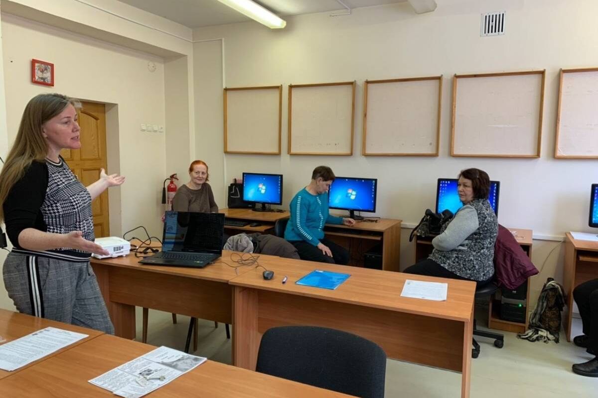 В Снежинске партийцы организовали обучение пенсионеров компьютерной грамотности