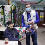 «Единая Россия» передала постояльцам пансионата в Омской области новогодние игрушки, сделанные детьми