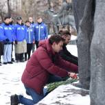 В Москве активисты МГЕР возложили цветы к памятнику советской подпольной антифашистской организации «Молодая гвардия»