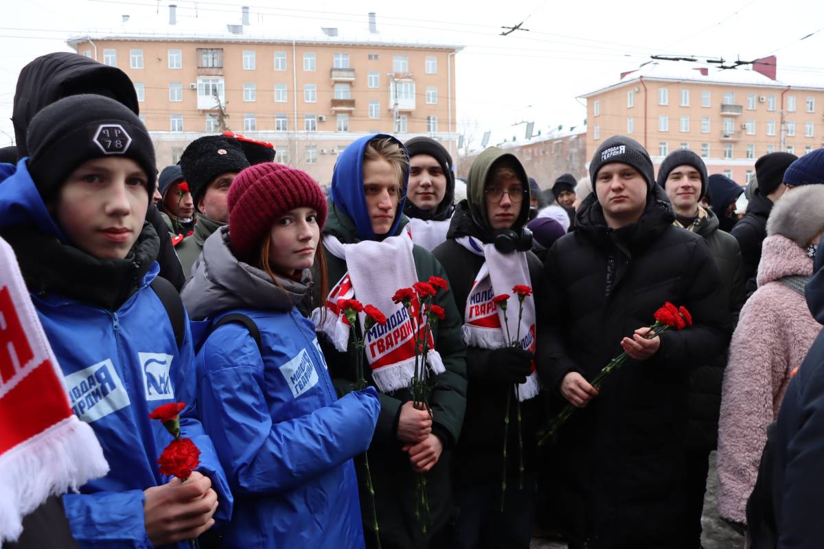 Активисты «Единой России» возложили цветы к памятнику детям блокадного  Ленинграда в Омске | 27.01.2023 | Омск - БезФормата