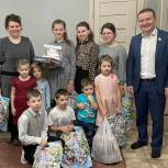 Депутаты «Единой России» поздравили многодетные семьи с новогодними праздниками