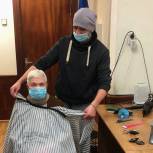 Единороссы Ново-Переделкина организовали выездную парикмахерскую для ветерана Великой Отечественной войны