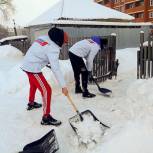 Кузбасские молодогвардейцы помогли семьям мобилизованных убрать снег
