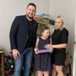 Депутат «Единой России» подарил планшет новокузнецкой школьнице