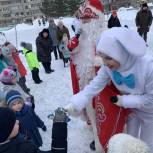 Единороссы устроили в одном из дворов города Новогоднее праздничное представление для детей на свежем воздухе