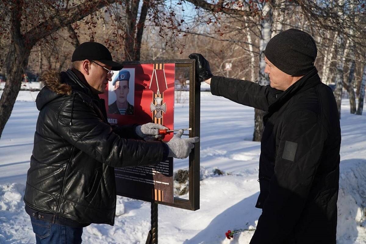 Поврежденные вандалами стенды на Аллее героев-десантников в Барнауле восстановили