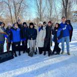 В Самаре волонтёры очистили от снега территорию памятника «Жителям блокадного Ленинграда»