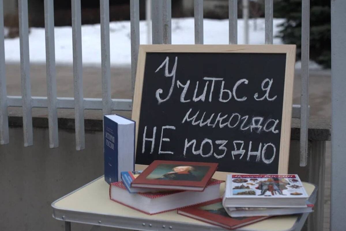 Активисты «Молодой Гвардии Единой России» Москвы провели акцию «Учение свет, а неучение – тьма» у посольств недружественных стран
