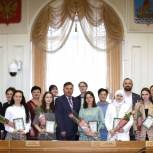 Свидетельства думским стипендиатам вручили Галина Полякова, Сергей Деменков и Надежда Щербакова