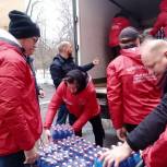 Единороссы Москвы привезли в военный госпиталь бутилированную воду