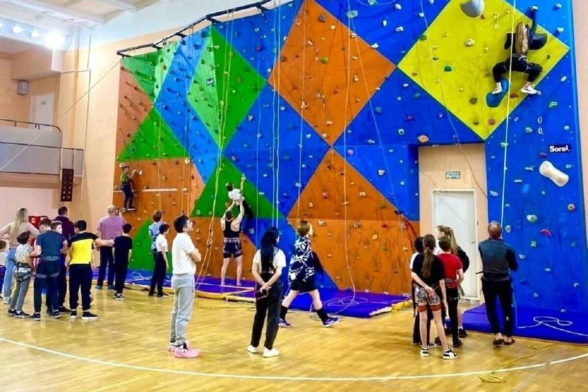 В Мурманской области «Единая Россия» организовала посещение скалодрома для детей