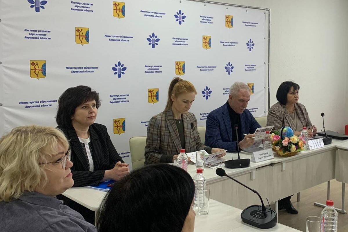 Депутаты ГосДумы Сергей Морозов и Мария Бутина посетили Вятский электромашиностроительный техникум и Институт равития образования Кировской области