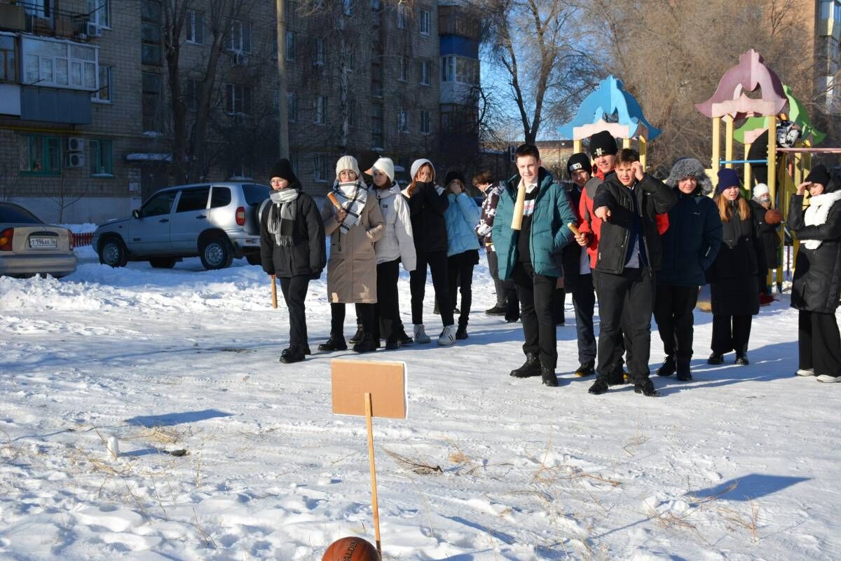 Партийцы провели для школьников Гая игры на свежем воздухе