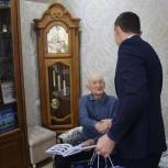 Краснодарский депутат Роман Баранов поздравил участника ВОВ со 100-летием
