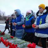 Более 500 петербургских школьников зажгли поминальные свечи на Пискаревском мемориале в канун 80-летия прорыва блокады