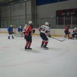 В День российского студенчества в Брянске состоялся товарищеский хоккейный матч между командой Правительства Брянской области и молодежной командой
