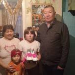 Коньки, волейбольный мяч, дискошар: «Единая Россия» осуществила мечты ребят из многодетных семей в Баяндаевском районе
