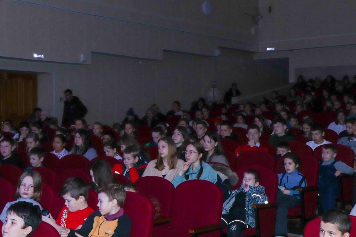 В Еткуле в районном Доме культуры 300 ребят получили рождественские подарки  и посмотрели спектакль