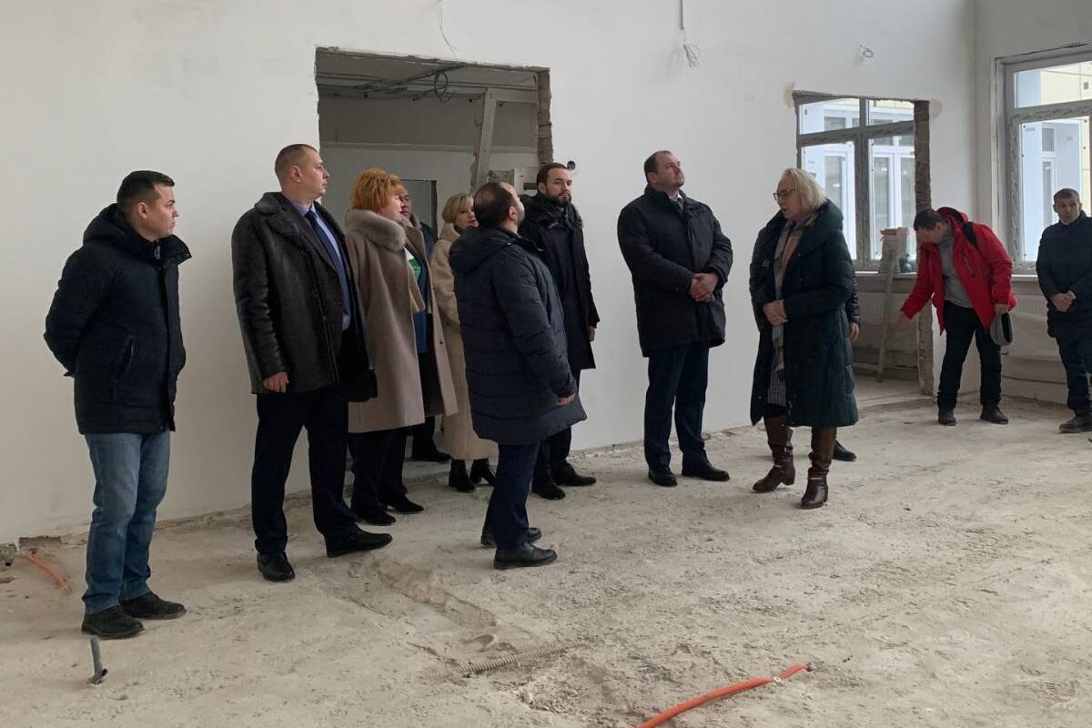 Партийный десант проверил ход капитального ремонта начальной школы № 2