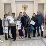 В рамках партпроекта "Крепкая семья" единороссы поздравили родителей первых малышей, родившихся в этом году