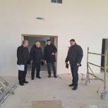 Грайворонские партийцы проверили, как идет ремонт в Козинской школе