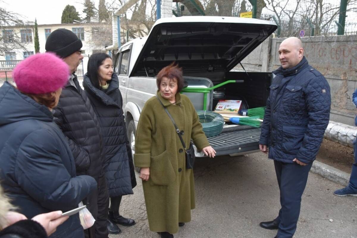 Жителям дома №18 по улице Надежды Островской передали садовый инвентарь для ухода за придомовой территорией