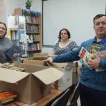 Единороссы пополнили книжный фонд Атамановской библиотеки