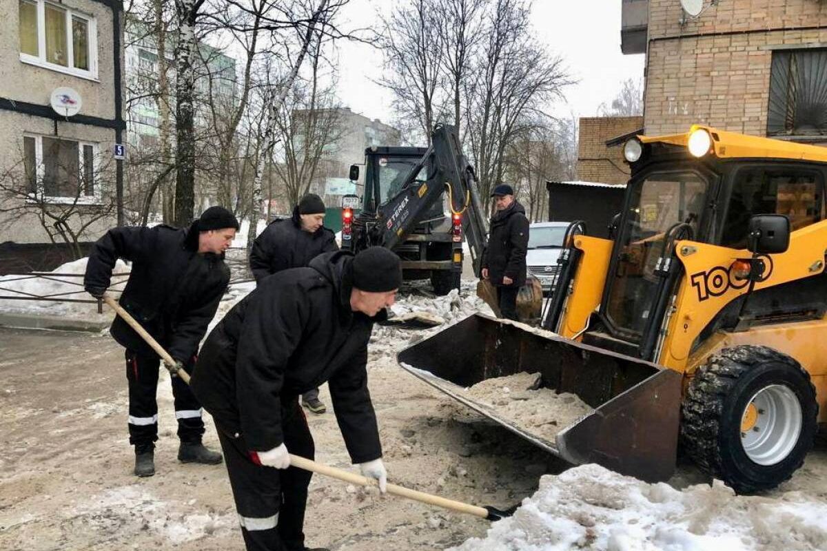 В Егорьевске депутаты проконтролировал ход работ по уборке от наледи  дворовой территории