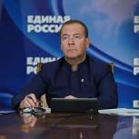 Дмитрий Медведев предложил проработать введение единого статуса многодетной семьи с Правительством и профильными ведомствами