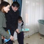 Единороссы передали подарки детям в рамках акции «Елка желаний»