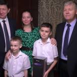 Единороссы исполнили новогоднюю мечту юного жителя Волгодонска