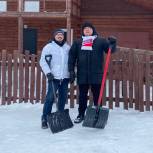 В Кузбассе молодогвардейцы помогли семьям мобилизованных очистить дворы от снега
