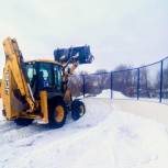Виталий Рыльских выделил технику для уборки снега территории у школы и детского сада в посёлке Смолино