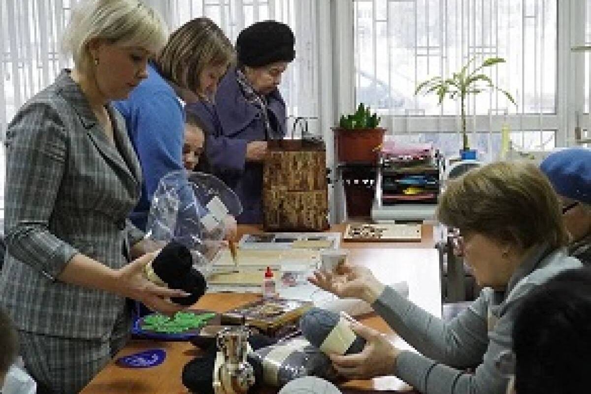 В рамках акции «Тепло для героя» можайские единороссы передали пряжу Серебряным волонтерам