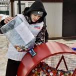 Щёлковские единороссы в рамках партийного проекта «Чистая страна» пополнили «сердце» по сбору пластиковых крышечек