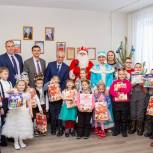 Оренбургские единороссы поздравили более тысячи детей новогодними сладкими подарками