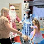 Щёлковские единороссы стали Дедом Морозом и Снегурочкой для детей из семей мобилизованных