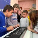«Молодая Гвардия Единой России» открыла гуманитарно-досуговый центр для детей в Мариуполе