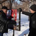 Поврежденные вандалами стенды на Аллее героев-десантников в Барнауле восстановили