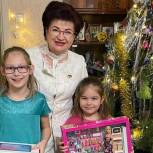 Депутат Валентина Руденко исполнила желание девочек из поселка Рассвет Аксайского района