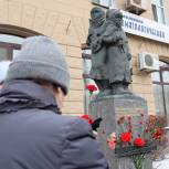 Активисты «Единой России» возложили цветы к памятнику детям блокадного Ленинграда в Омске