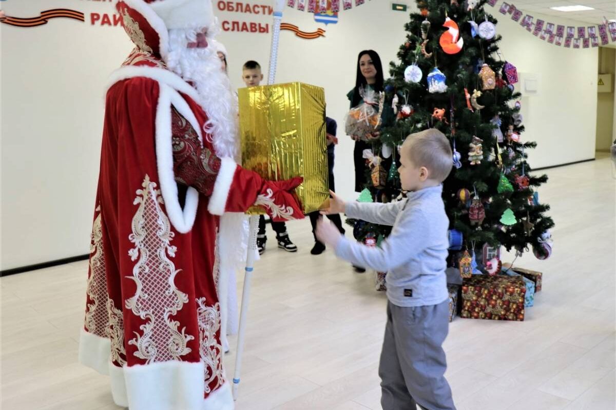 Депутаты вручили подарки на Новый Год детям из многодетных семей и  ветеранам активистам | 09.01.2023 | ЛенОбласть - БезФормата