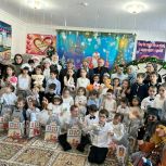 Депутат Мухтарпаша Умаханов поздравил детей  реабилитационного центра Казбековского района с Новым годом