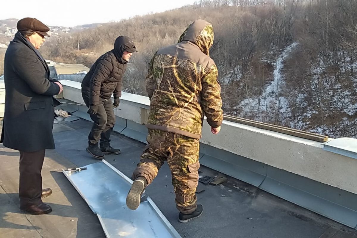 Александр Аксенов помог гражданам решить проблему с покрытием  многоквартирного дома